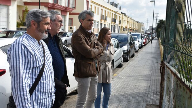 Los concejales de AxSí con los vecinos de la barriada El Pino en San Fernado.