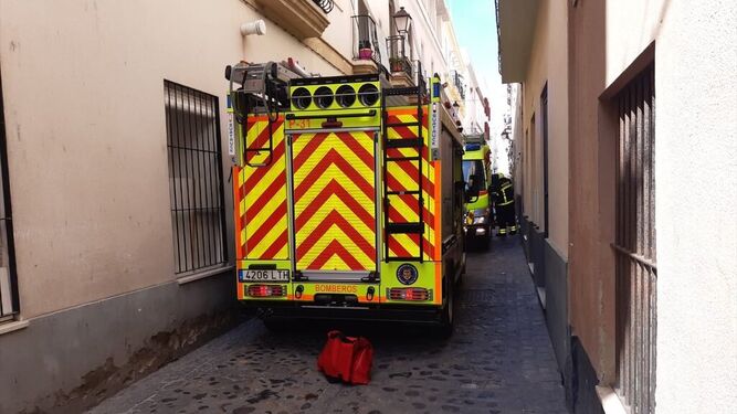 Los bomberos en la calle Mirador de Cádiz por el incendio en una vivienda.