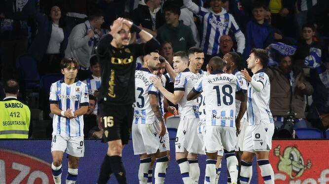 Javi Hernández se lleva las manos a la cabeza tras un gol de la Real.