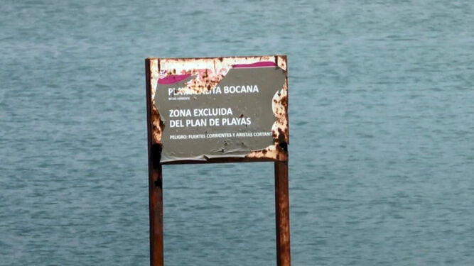 Cartel que prohíbe el baño en la Playa de 'Los espigones'
