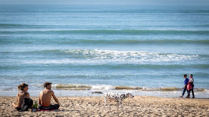 Personas en la playa Victoria de Cádiz este invierno.