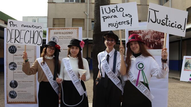Alumnas del IES Fernando Aguilar Quignon pidiendo el voto femenino a la usanza de los años 20.