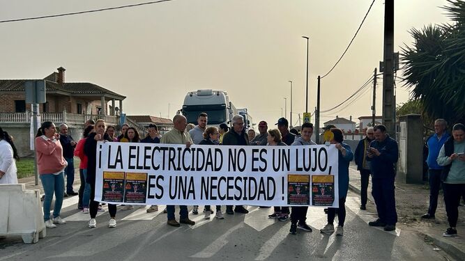 Los vecinos de La Algaida salen a la calle en protesta por los continuos cortes de luz