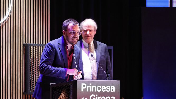 Daniel Millor, Premio Princesa de Girona Social 2024, junto al presidente de la Fundación Princesa de Girona, Francisco Belil, en Cádiz.
