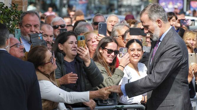 El rey Felipe VI saluda al público que lo esperaba en las afueras del Palacio de Congresos de Cádiz.