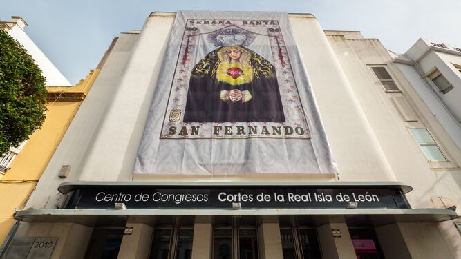 Colocada en el centro de congresos una reproducción a gran escala del cartel de la Semana Santa de San Fernando