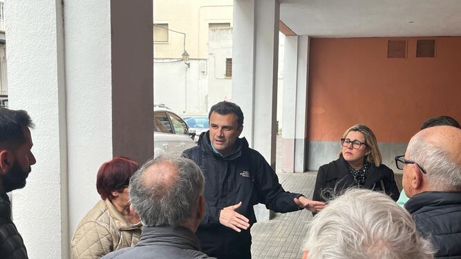 El alcalde de Cádiz, Bruno García, con vecinos del entorno de Capuchinos hace un par de semanas.