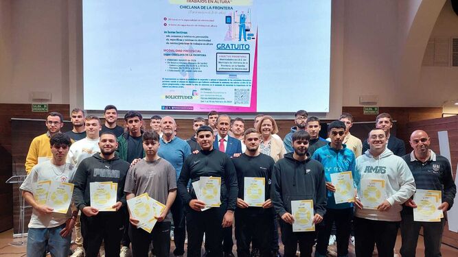 Alumnos del IES Pablo Ruiz Picasso con los diplomas acreditativos del curso de prevención de riesgos laborales