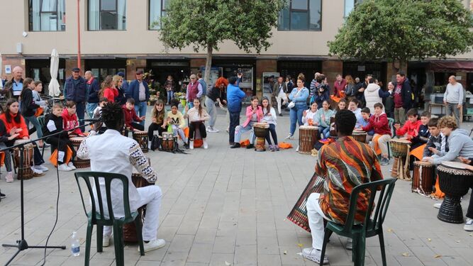 Alumnos en la Plaza de Las Bodegas de Chiclana conmemorando el Día Internacional de la Eliminación de la Discriminación Racial