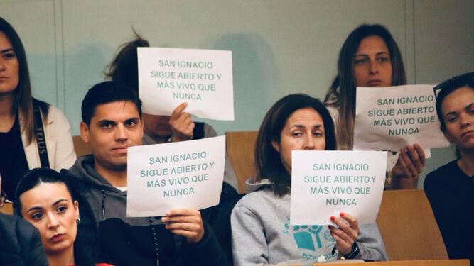 Padres y madres del colegio San Ignacio protestando en el Pleno de San Fernando.