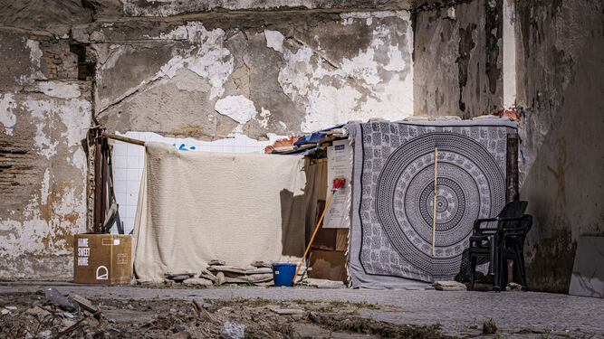 Instalación de una persona sin hogar en el barrio de San José de Cádiz.