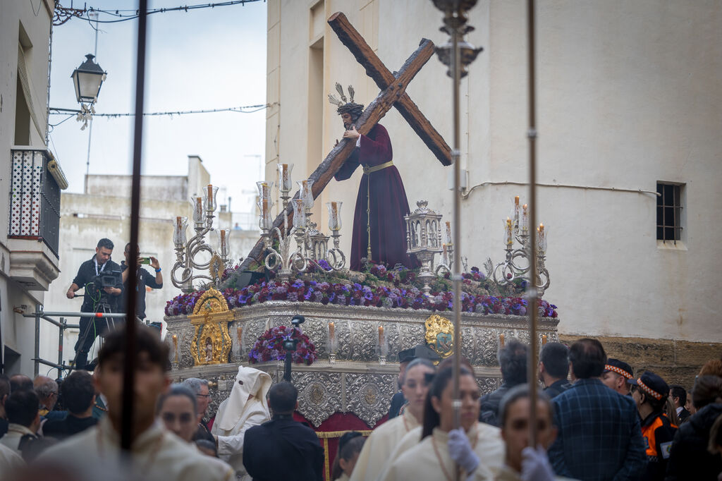 Las im&aacute;genes de la salida procesional del Nazareno de la Obediencia en la Semana Santa de C&aacute;diz 2024