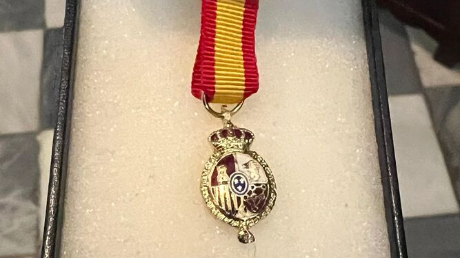 Medalla del Congreso de los Diputados donada a la Virgen de la Amargura.