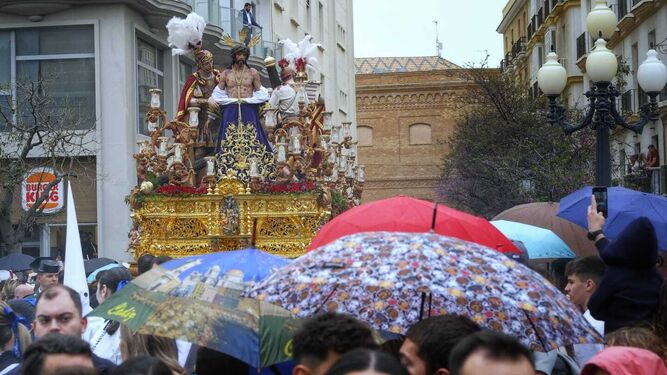 Paraguas abiertos este Domingo de Ramos en Cádiz al paso del Despojado por San Juan de Dios.