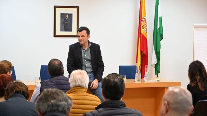 El alcalde, Bruno García, durante la reunión que mantuvo hace algo más de una semana con los vecinos de la Federación 5 de Abril Vecinos de Cádiz