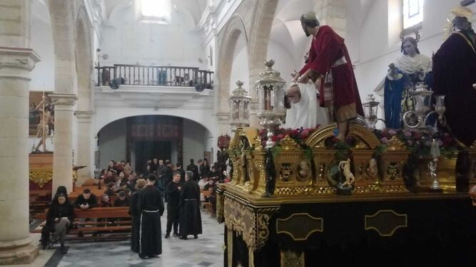 La Hermandad de los Dolores de Puerto Real dentro de la iglesia