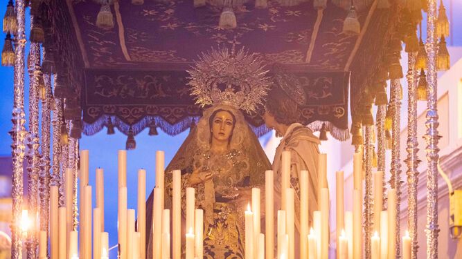 La imagen de María Santísima de la Salud, en la salida procesional que realizó el pasado Lunes Santo en San Fernando.