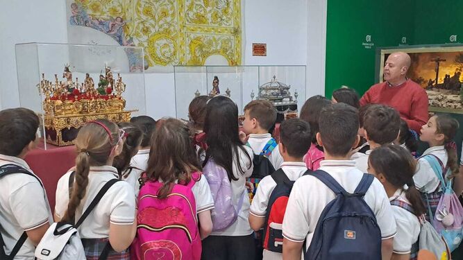 Visita de un colegio a la exposición 'Tres visiones de la Pasión'.