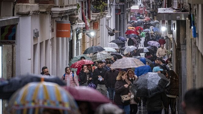 Paraguas abiertos este Lunes Santo por la calle San Francisco de Cádiz.