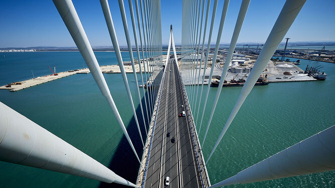 Una imagen del Puente de la Constitución de 1812 sobre la Bahía de Cádiz.
