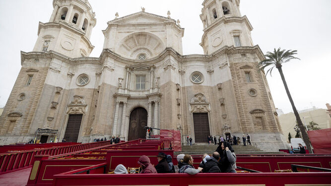 La plaza de la Catedral de Cádiz el Martes Santo por la tarde.