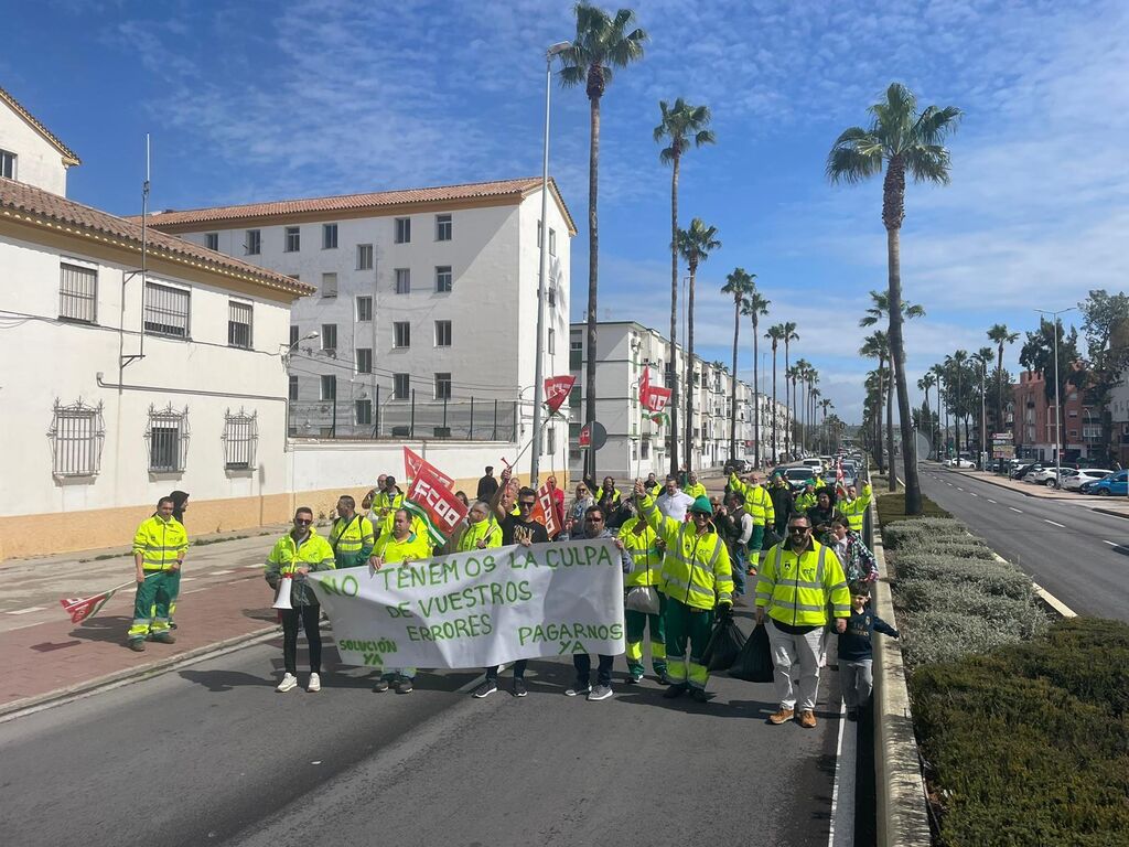 Im&aacute;genes de la protesta de la plantilla de limpieza viaria y recogida de basuras en El Puerto de Santa Mar&iacute;a