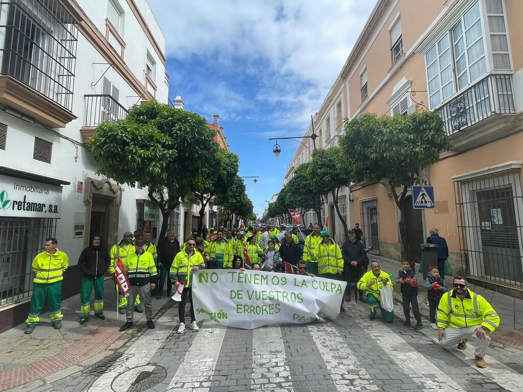 Im&aacute;genes de la protesta de la plantilla de limpieza viaria y recogida de basuras en El Puerto de Santa Mar&iacute;a