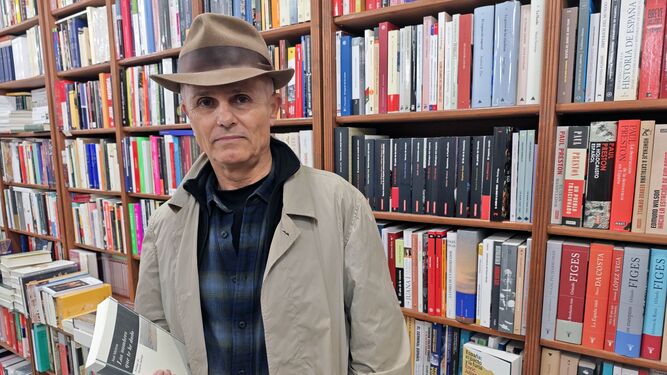El poeta jerezano José Mateos en la librería La Luna