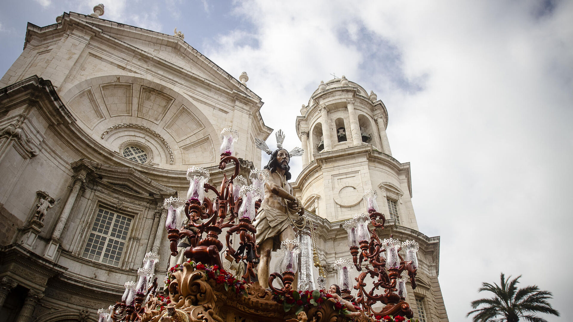 El Se&ntilde;or de la Columna en el traslado a San Antonio la ma&ntilde;ana del S&aacute;bado Santo de 2013, tras quedarse refugiado en la Catedral el Martes Santo