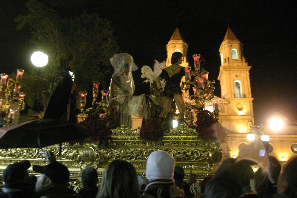 El paso del Prendimiento, con el Cristo cubierto con pl&aacute;sticos, por la plaza de San Antonio el Lunes Santo de 2007