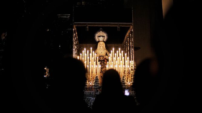 El palio de María Santísima del Mayor Dolor en su Soledad en el interior de la iglesia del Carmen.