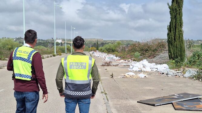 La Policía Local sigue su lucha contra  los vertidos ilegales de basuras y enseres.