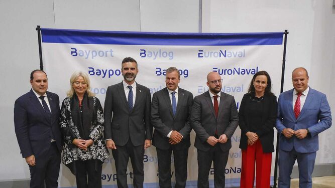 El CEO de Bayport, Rafael Fernández, con algunas de las autoridades asistentes.