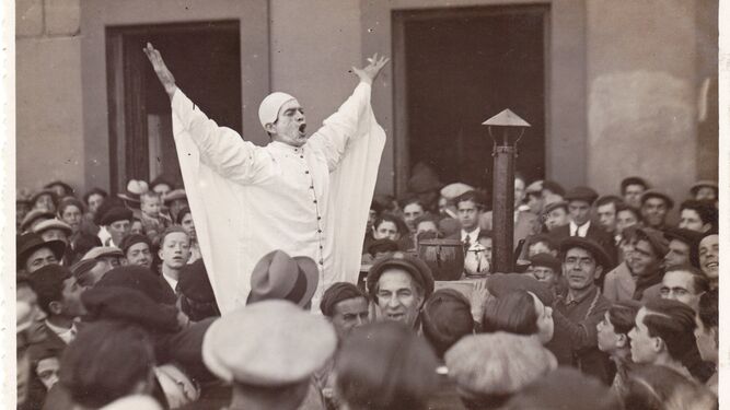 'Belicas' ofreciendo un discurso en el cuarteto 'Las almas del otro mundo' en el Carnaval de 1935.