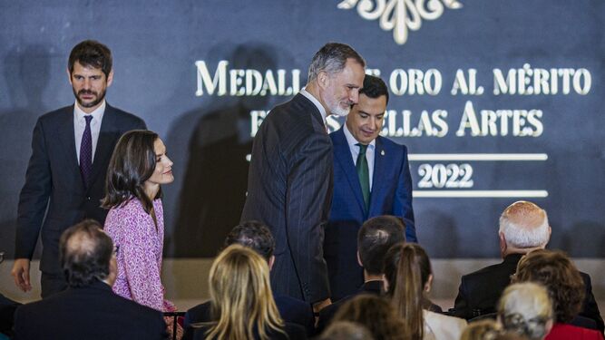 Una imagen de los Reyes de España, el ministro de Cultura y el presidente de la Junta, en la entrega de las Medallas de las Bellas Artes en Cádiz.