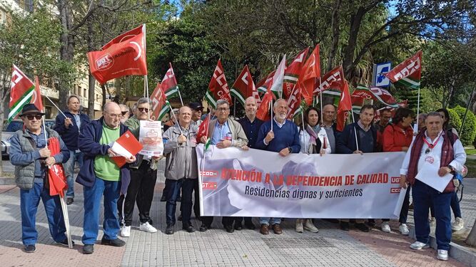 Los manifestantes en la plaza Asdrúbal de Cádiz.