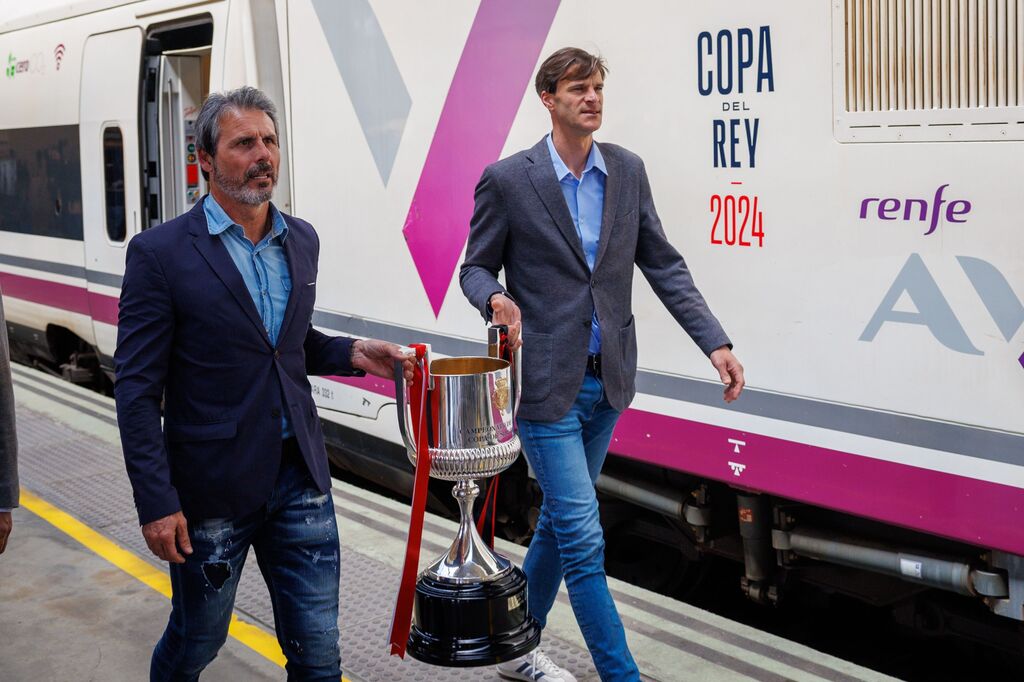 Las fotos de la llegada de la Copa a Sevilla