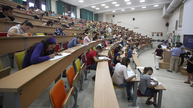 Un grupo de estudiantes, durante un examen de selectividad, en una imagen de archivo