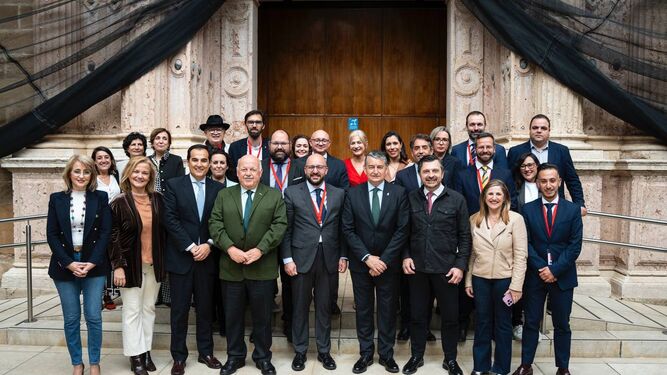 Concejales y diputados ante el Parlamento Andaluz el pasado 20 de marzo, cuando se votó el estatuto de Gran Ciudad para El Puerto.