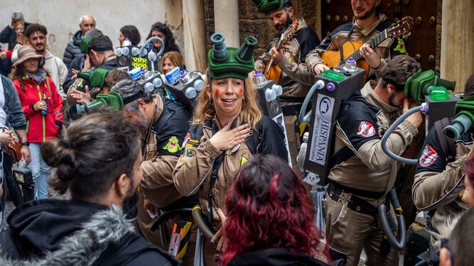 Una chirigota callejera canta en la calle Montañés en el Carnaval 2024.