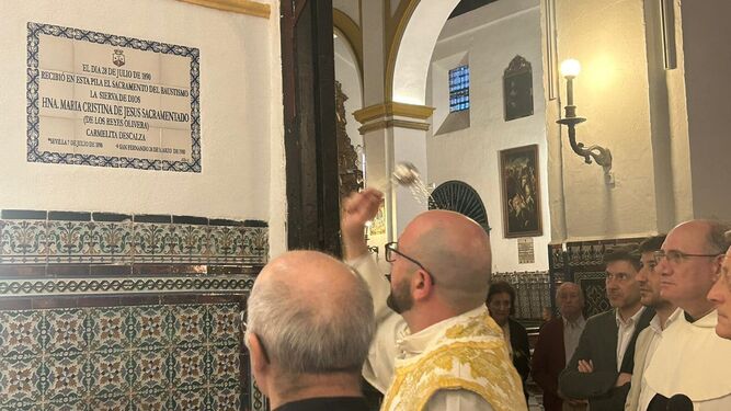 Bendición del azulejo colocado en la iglesia sevillana de San Juan de la Palma, donde se bautizó a la Hermana Cristina.