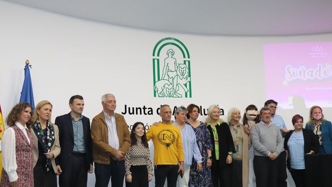 Familias, representantes de instituciones y de Márgenes y Vínculos en el acto celebrado en la Junta.