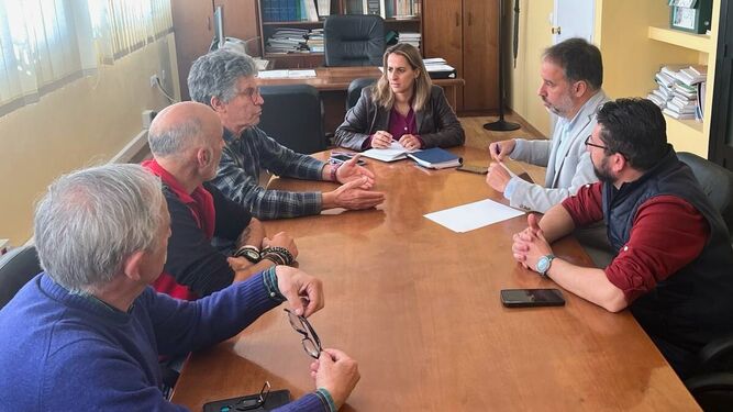 Reunión entre miembros de IU en la Sierra y Ecologistas en Acción, en la sede de la Mancomunidad serrana.