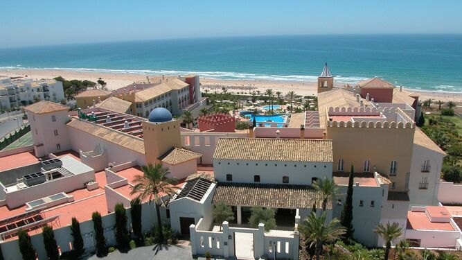 El nuevo complejo hotelero se ubicará frente a las playas de La Fontanilla y El Roqueo.