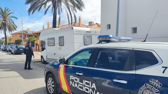Agentes de la Policía Nacional intervienen en el robo en el interior de una autocaravana en Puerto Real.