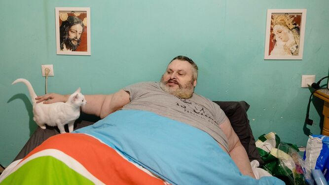 José María Fernández, en la cama en la que lleva postrado tres meses por su obesidad mórbida.