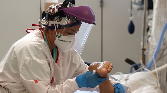 Una enfermera atiende a un paciente en lo más duro dela pandemia.