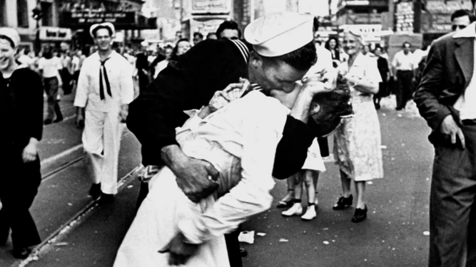El icónico beso en Times Square al finalizar la II Guerra Mundial