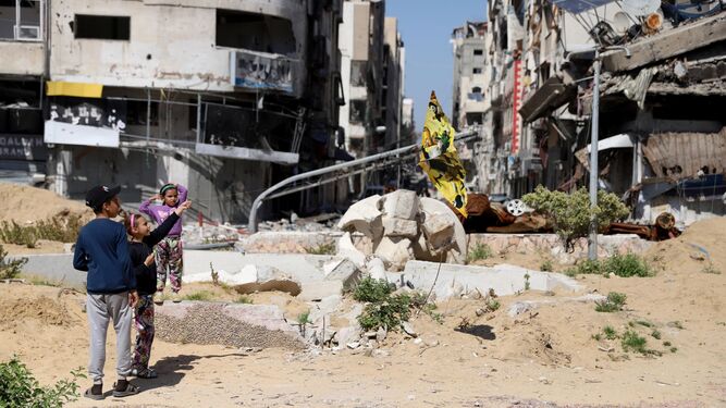 Varios niños en la derruida ciudad de Gaza