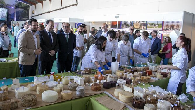 Las autoridades tras la inauguración de EXPOSIERRA 2024 visitando la muestra de quesos.
